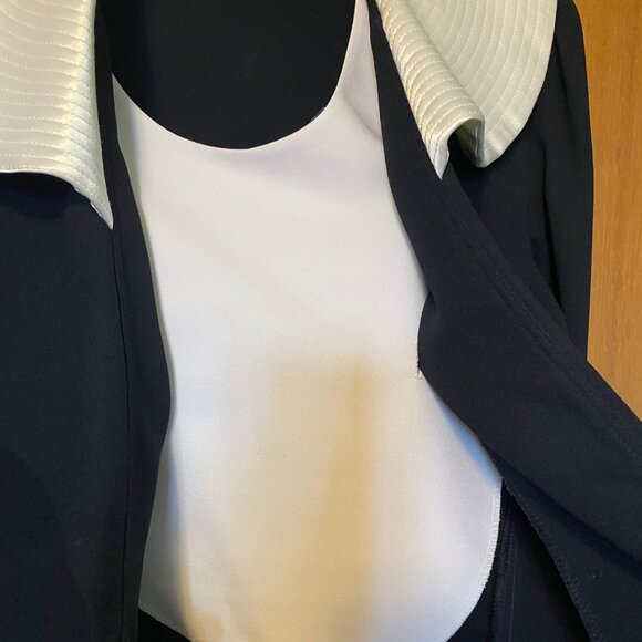 Big White Collar 2 piece blazer and skirt - Picture 5 of 12